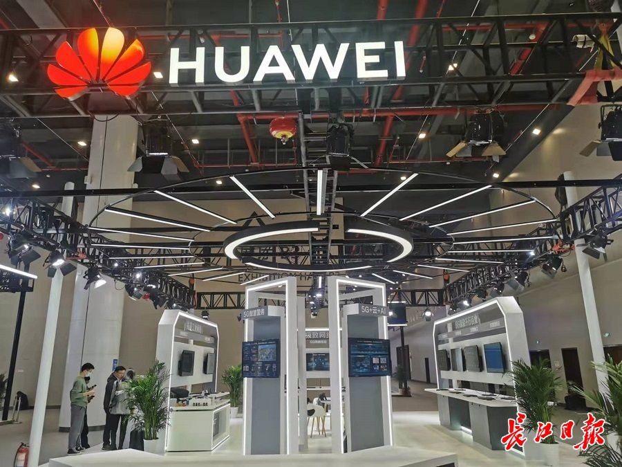 设备无线互联机器人智能巡检华为展出5g工厂应用案例