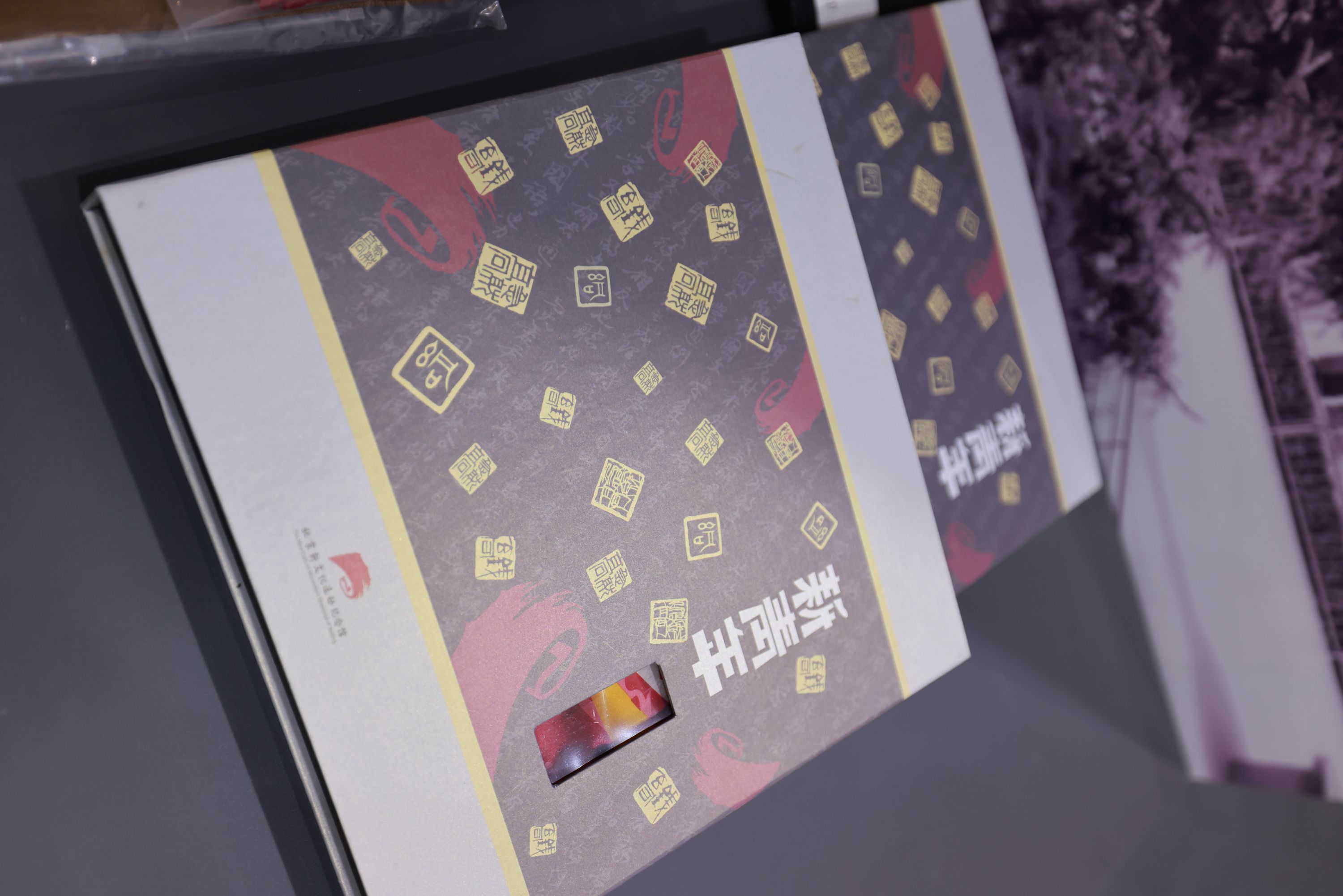 新青年系列的背包,帽子,写字本等,还有鲁迅系列周边,包括鲁迅名言录