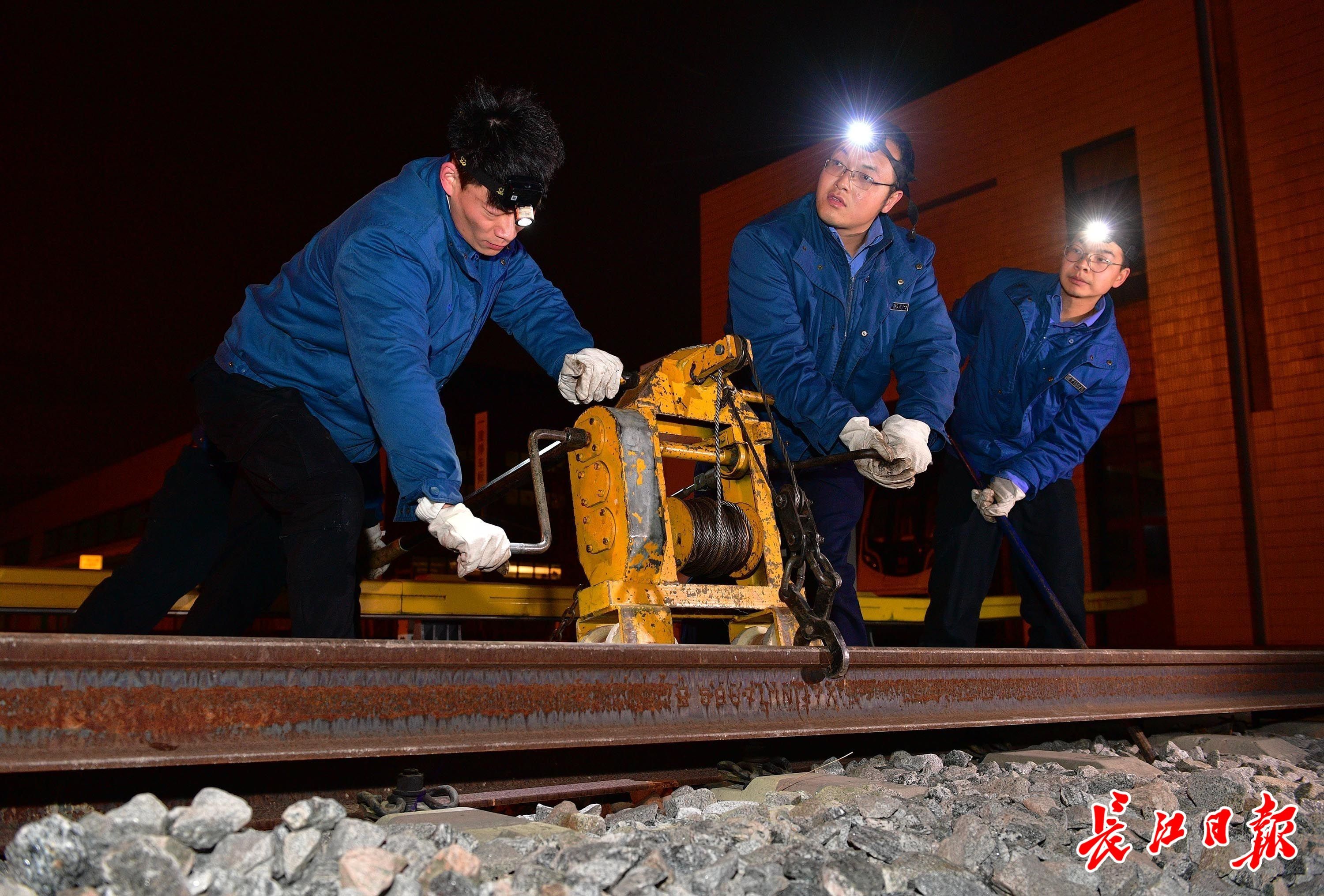 换"长轨"保地铁冬季运营安全,记者直击线路工人凌晨作业