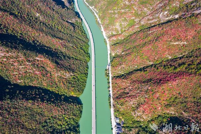 層林盡染的最美水上公路圖