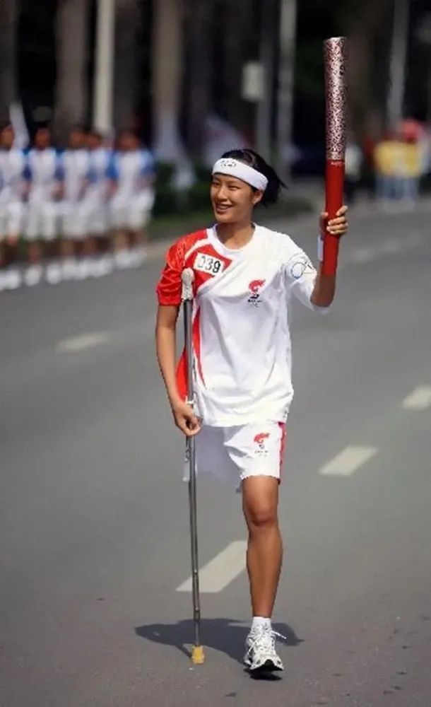 熱點| 僅用7個月,獨腿95後爬完三山五嶽!他曾有個心事.