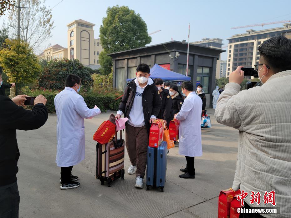 刘鹏 摄图为解除隔离的学生们走出隔离点.