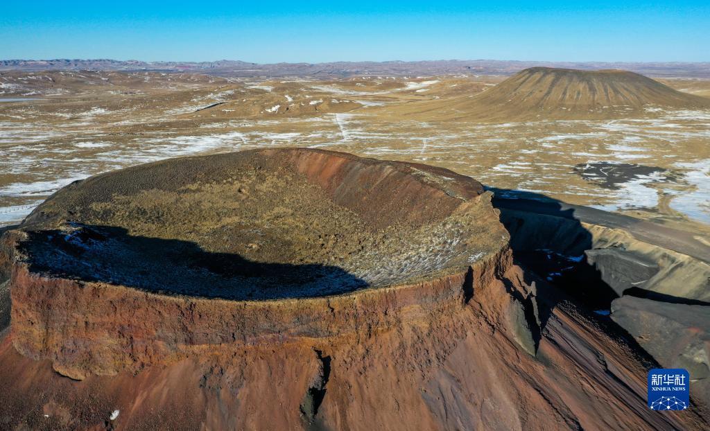 群位于内蒙古乌兰察布市察哈尔右翼后旗,由众多大小不一的火山组成