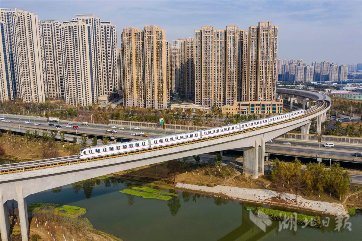 武汉首条全自动驾驶地铁5号线吸引市民体验