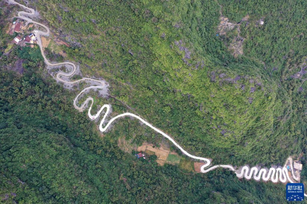 这是广西都安瑶族自治县东庙乡境内的盘山公路(12月2日摄,无人机照片)