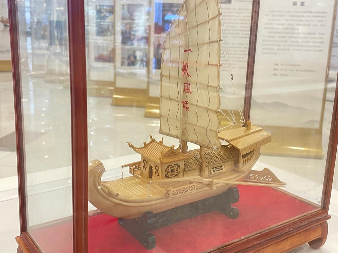 非遗绝技薪火相传,父子接力传承武汉木雕船模技艺