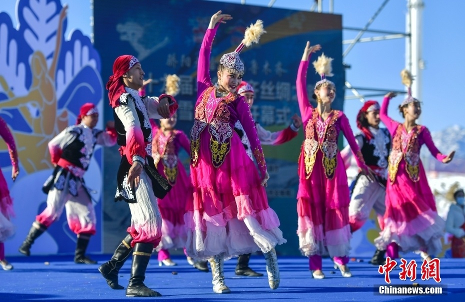 图为身着少数民族传统服饰的演员在开幕式上表演哈萨克族舞蹈《黑走马