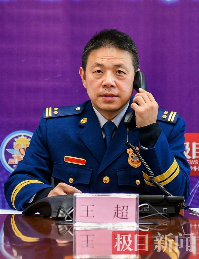 武汉东西湖区消防大队长接听市民热线,多部门联动破解老旧小区消防