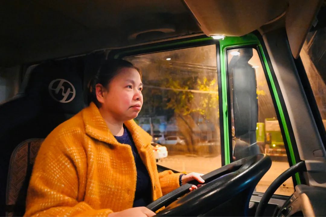 采写武汉唯一渣土车女司机记者发朋友圈从事媒体行业15年写她写得想哭