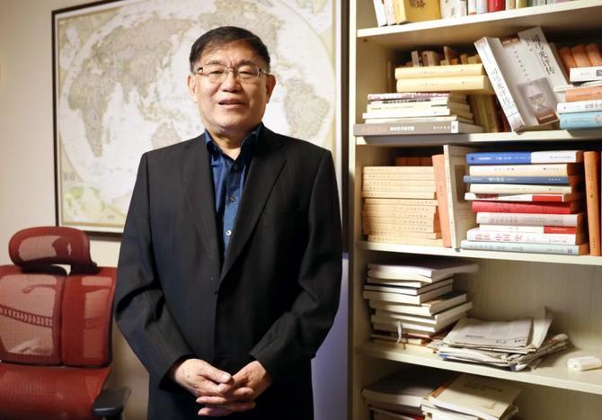 曾作为德国洪堡学者,汉堡大学研究员和特里尔大学教授,在欧洲从事欧洲