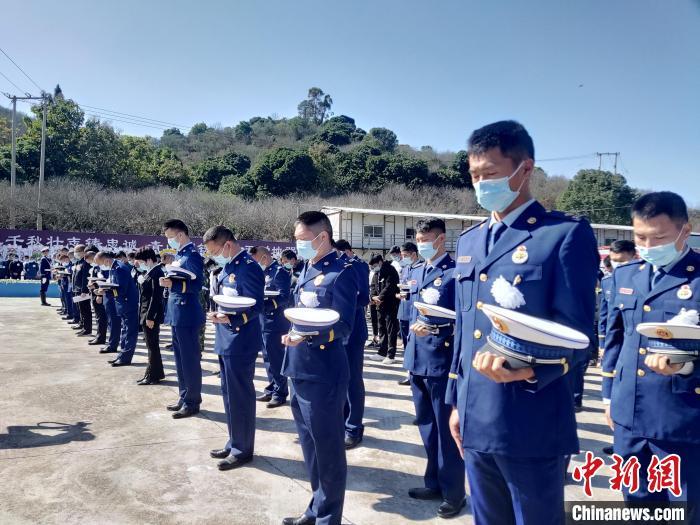 在红星乡烈士陵园,全体在场人员肃立,脱帽,默哀. 王张巍 摄
