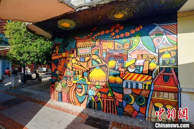 两岸青年创意涂鸦大门分两扇进出一家人