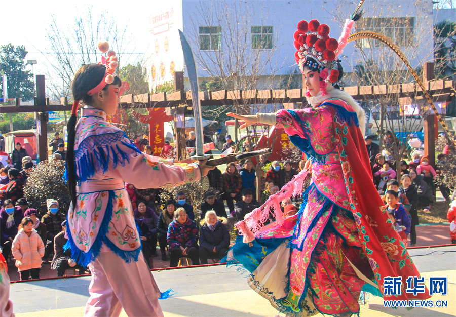 12月18日,河南省南阳市卧龙区英庄镇河东村文化广场,南阳曲剧艺术中心