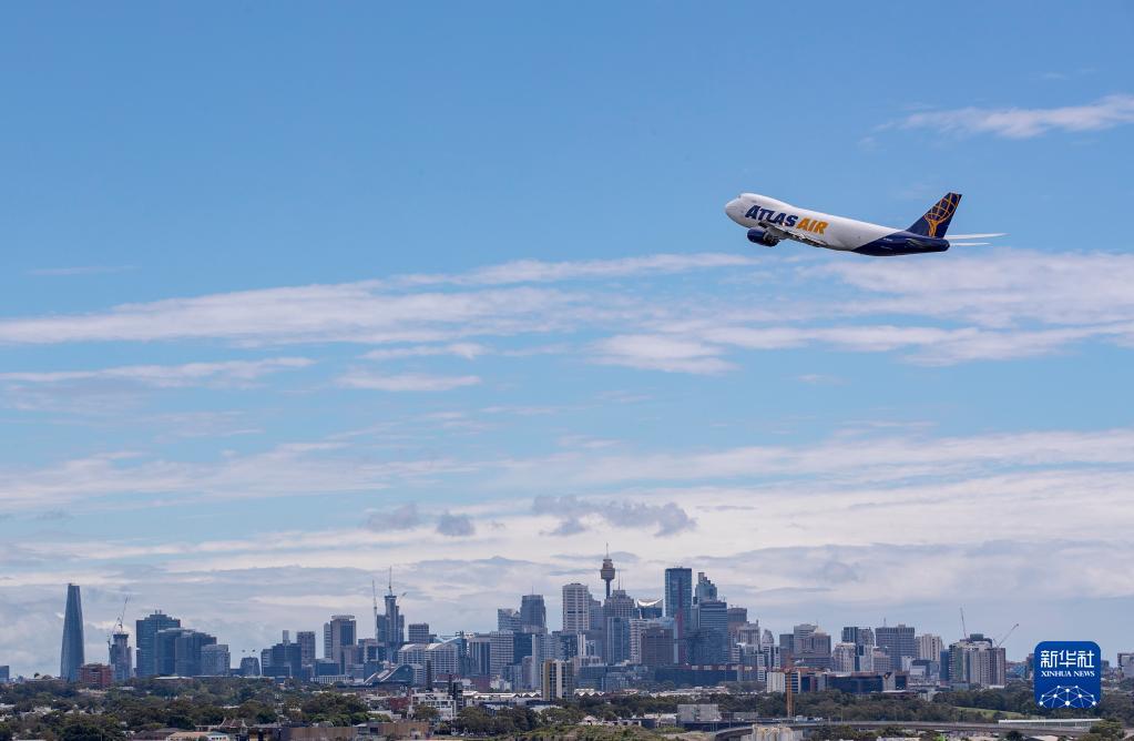 12月1日,一架航班飞过澳大利亚悉尼城市中心上空.