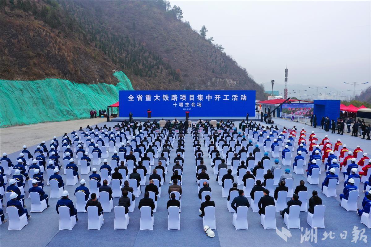 湖北掀起铁路建设新高潮,三条铁路同日开工,未来武汉至西安2小时左右