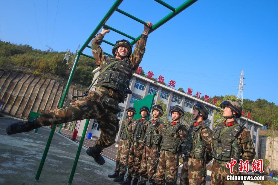 直击重庆武警官兵冬季练兵