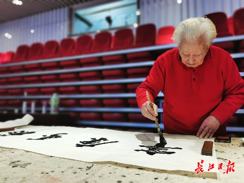 长江日报记者蔡爽 摄参加现场活动的书画名家有彭祖华,熊鸿鑫,朱聚一