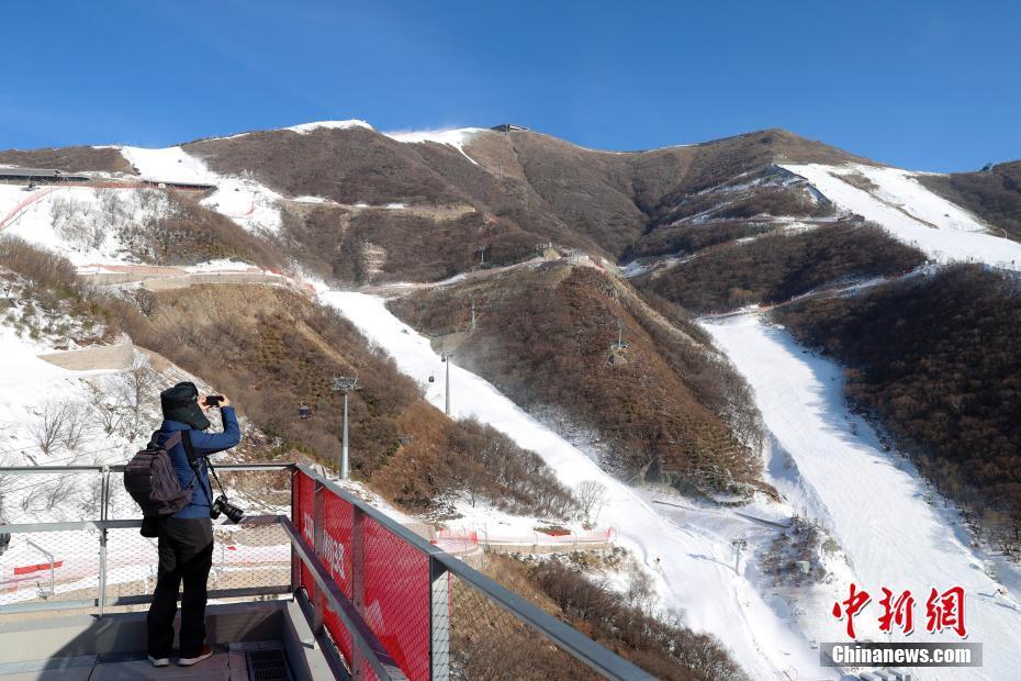 12月23日,在位於北京冬奧會延慶賽區的國家高山滑雪中心,一名記者拍攝