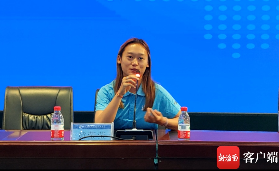 椰视频冲浪冠军黄莹莹回到母校分享冲浪故事分享冲浪夺冠的心路历程