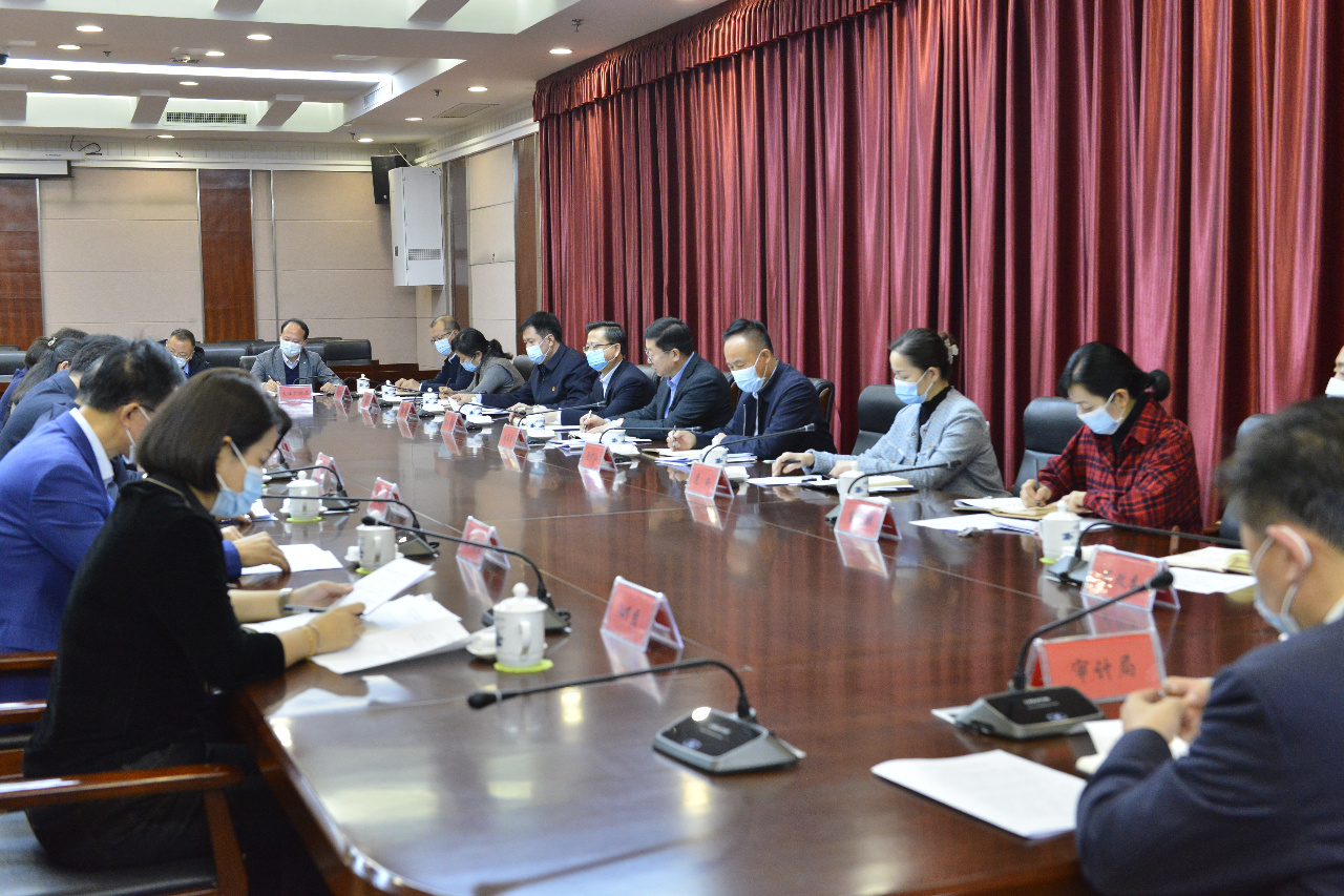 师市党委副书记,八师师长,石河子市市长刘亚康主持会议并讲话.工人日