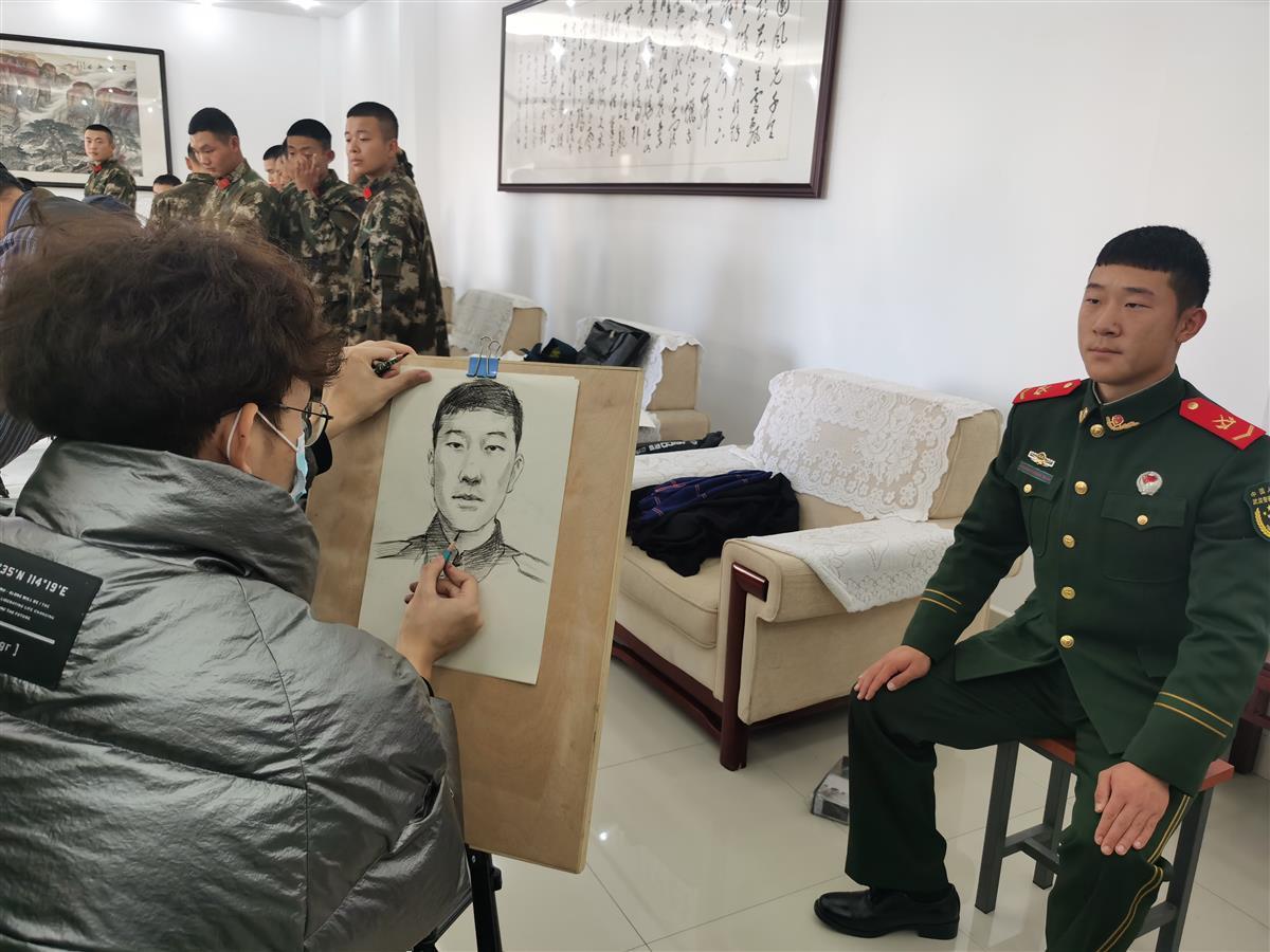 通讯员蒋勇)12月18日,武汉市文联红色文艺轻骑兵漫画小分队赴湖北武警