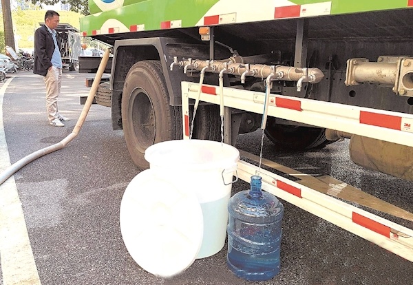 广州街头的送水车