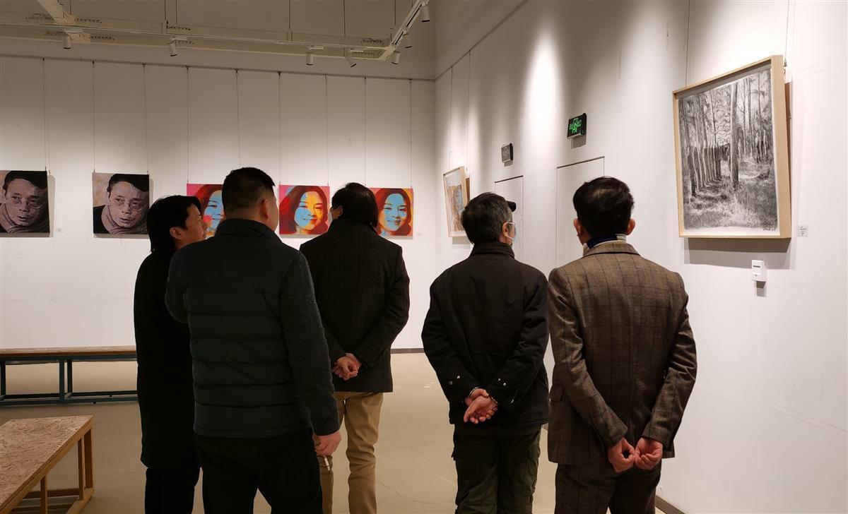 本次展览由省美协秘书长刘春冰担任学术主持,主要展出方景华,韩方等26