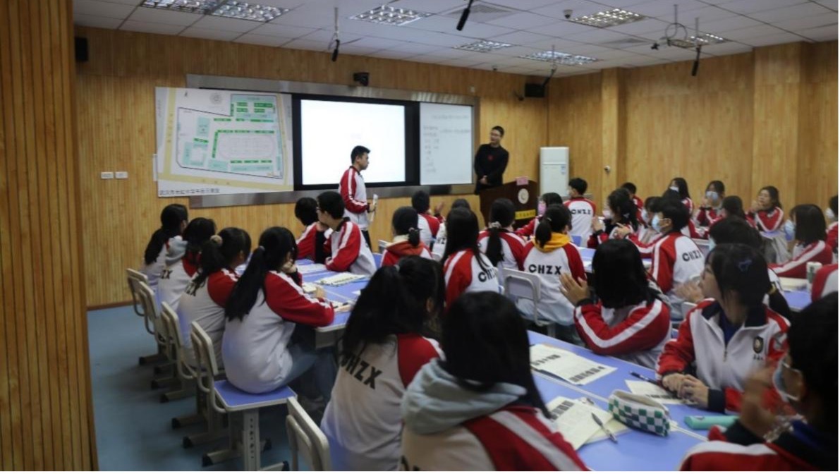 供图当天,武汉市洪山高级中学老师杨明和武汉市长虹中学老师毛尉膊