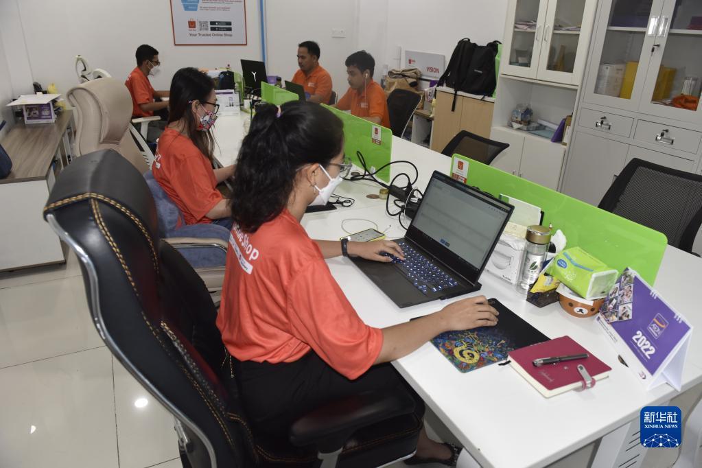 12月21日,柬埔寨电子商务平台"微笑商城"的员工在首都金边工作.