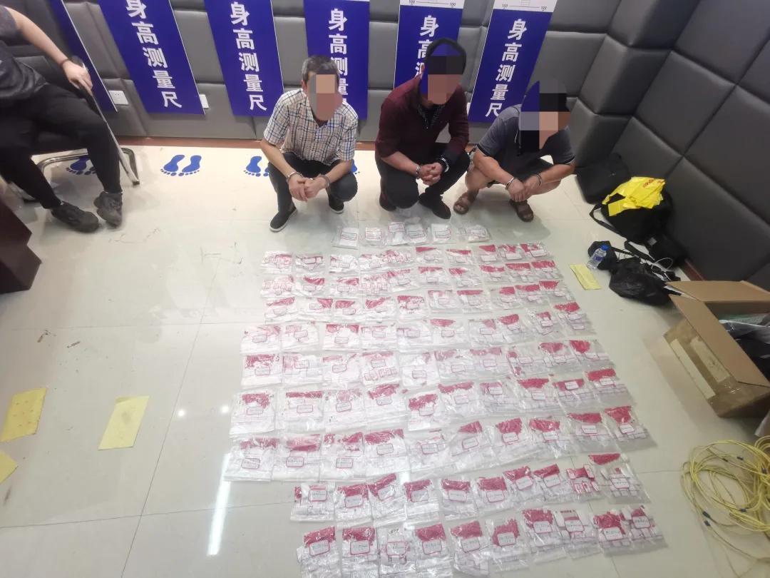 还在羁押期间,多次闹着自己体内有针头(多年前注射毒品时,疑似部分