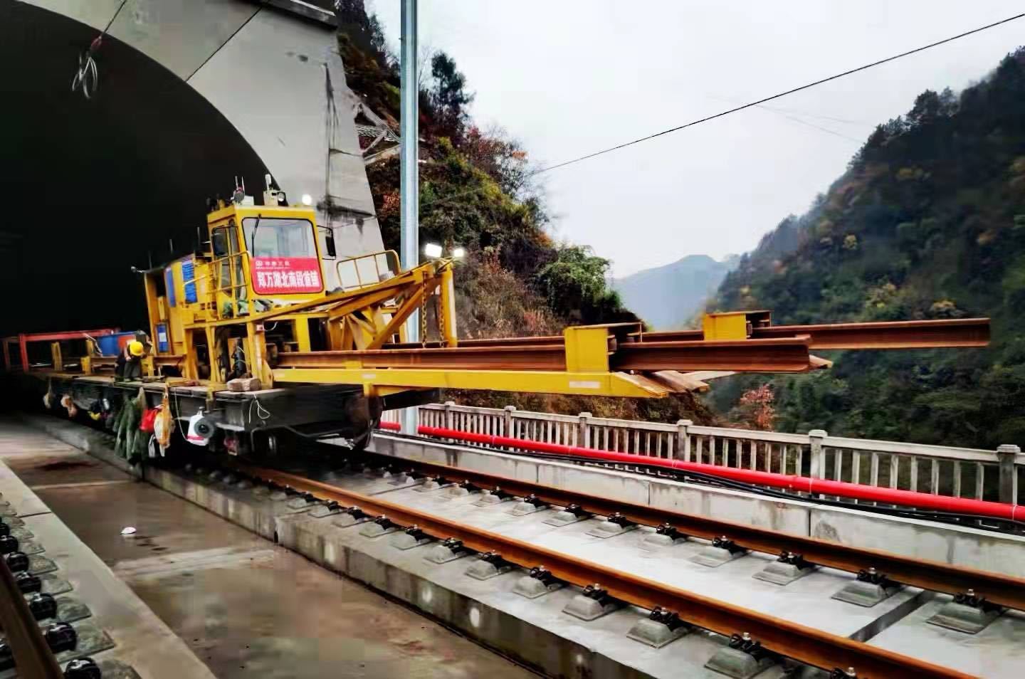 郑万高铁湖北段铺轨图片