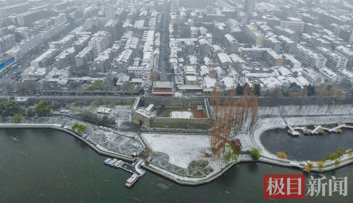 荆州迎今冬初雪古城内外银装素裹