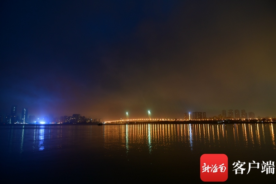 记者 陈卫东摄12月16日,海口出现大雾.