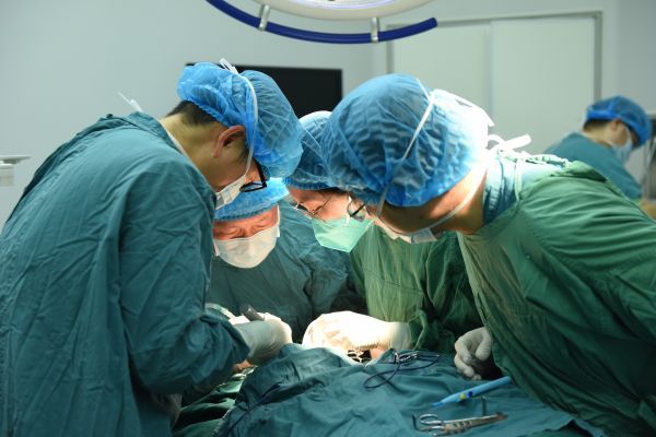 老伯下唇生"疮"2年不愈,竟是唇癌