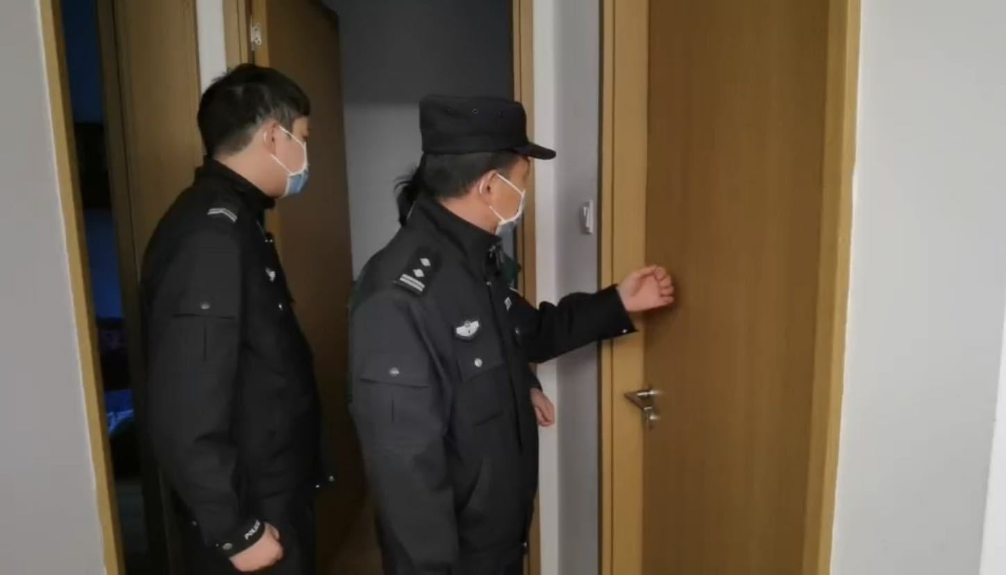 骗子扮警察隔空将军真警察你拿出警官证结果