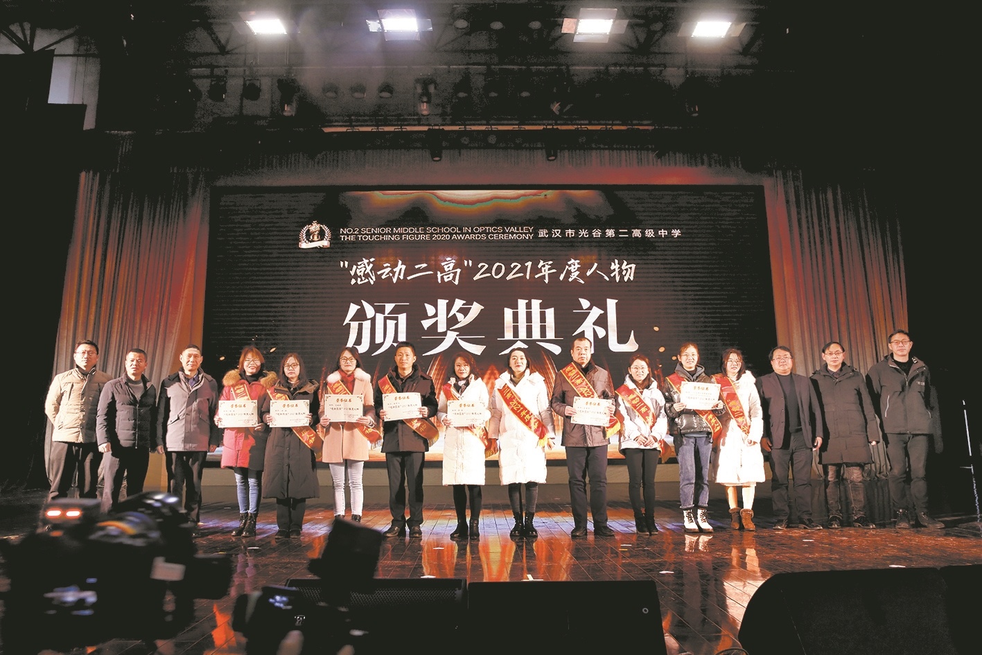 拍纪录片写颁奖词请毕业生来当嘉宾高中年度人物颁奖礼仪式感满满