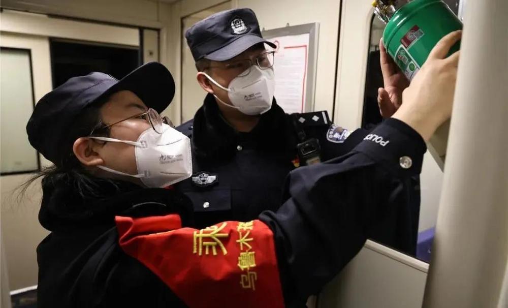 畢業後從小就想做一名警察女兒賈思雨受父親影響嘉峪關車站派出所的