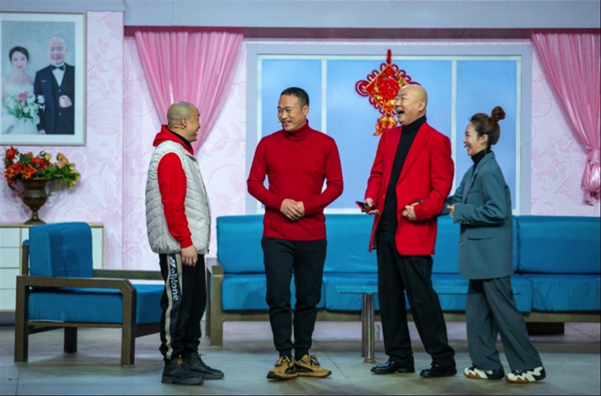 在语言类节目中,贾冰和于洋由去年的老丈人女婿关系变成了今年的父子