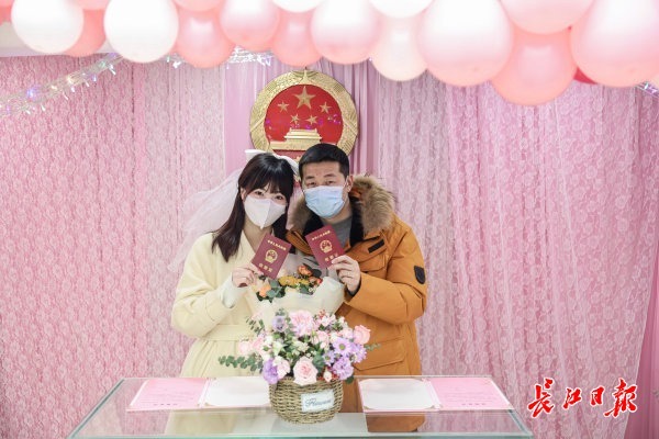 2022年第一天我們領結婚證了