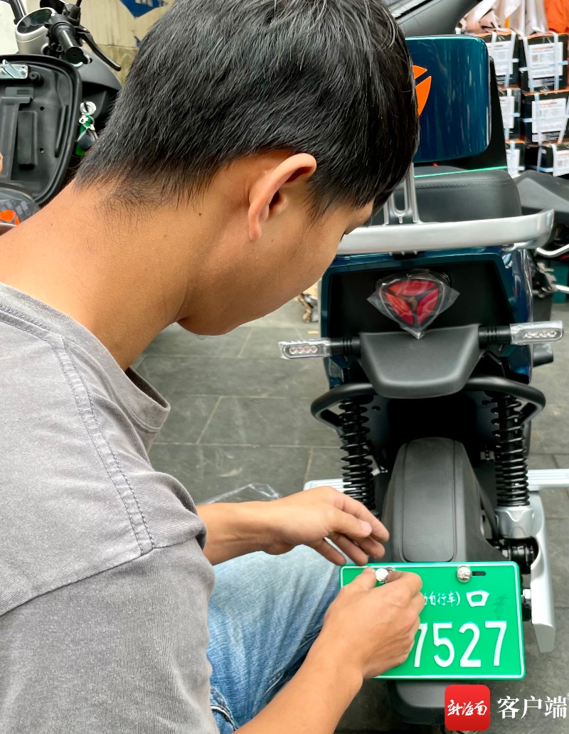 海口新国标电动自行车"带牌销售"首日 2616辆车顺利登记上牌