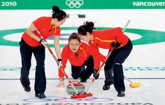 2010年2月17日,加拿大温哥华冬奥会冰壶比赛中,中国女队对阵英国女队.