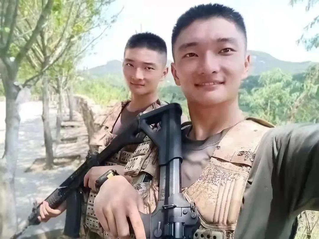 双胞胎同年考上大学同年参军入伍守卫祖国边防线这样的人生不要太精彩