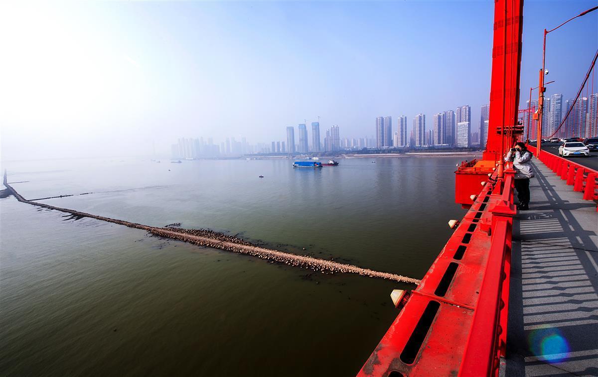 长江中的航道保护堤浮出水面