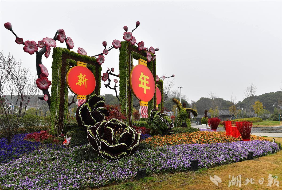 武汉街头26处立体花坛焕新迎春节老虎梅花成主角