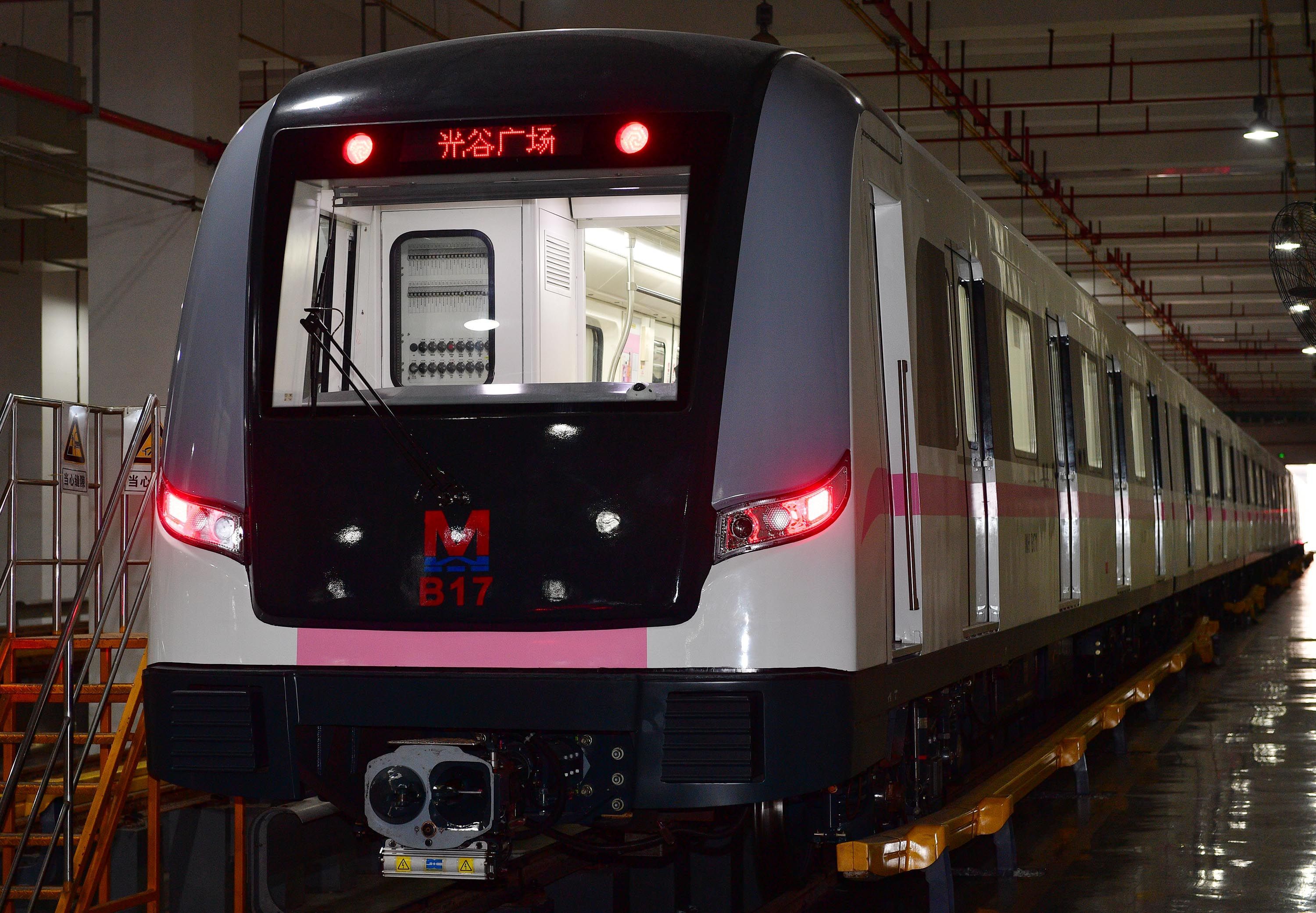 直击现场武汉地铁2号线第一列车完成大修内外焕然一新