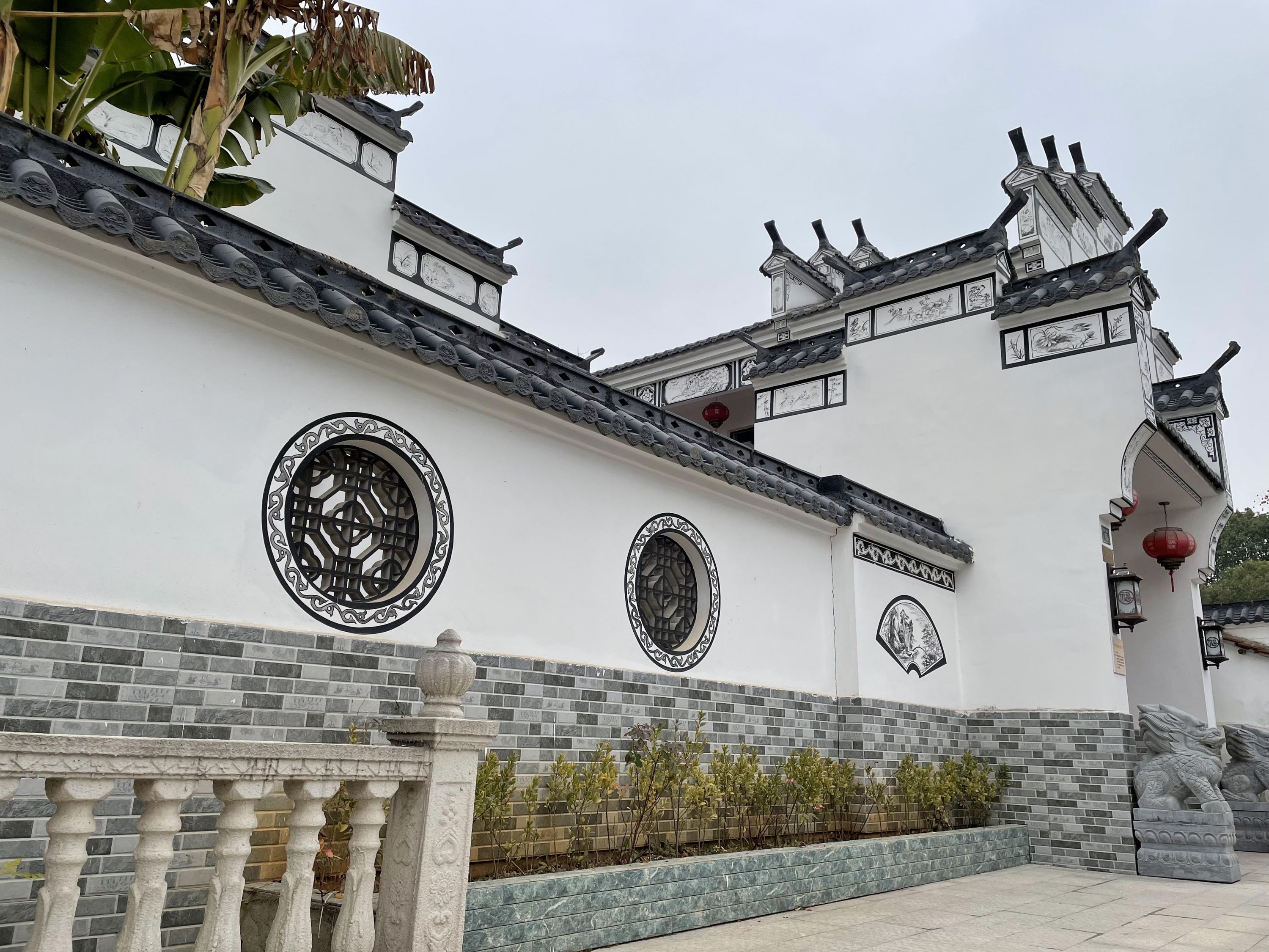 马头墙,灰屋顶,亭台楼阁,流水蜿蜒,这个村湾有着"西湖断桥似的美景"