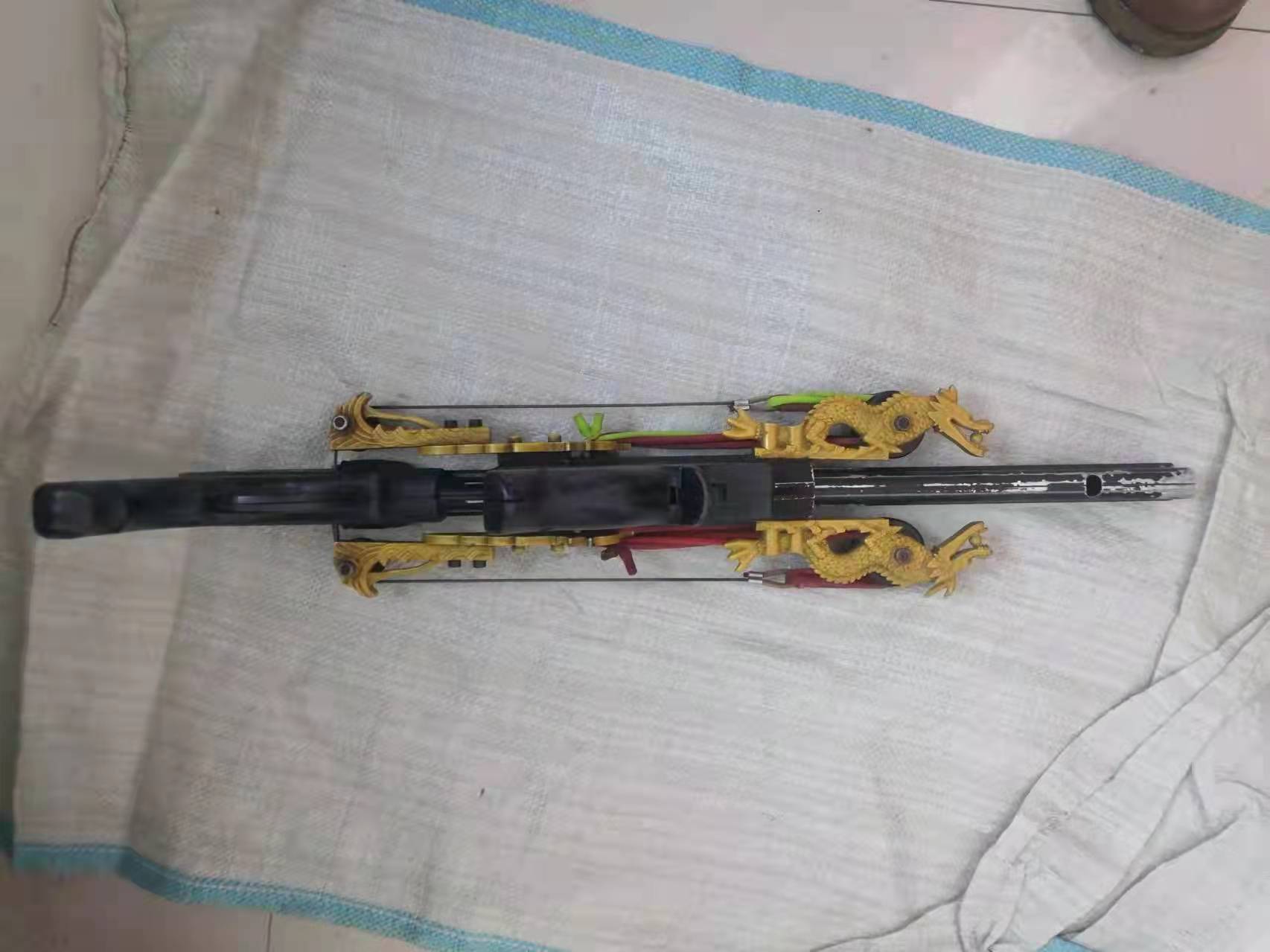 黑龙江七台河一男子在路边发现一个神秘包裹打开后赶紧报警