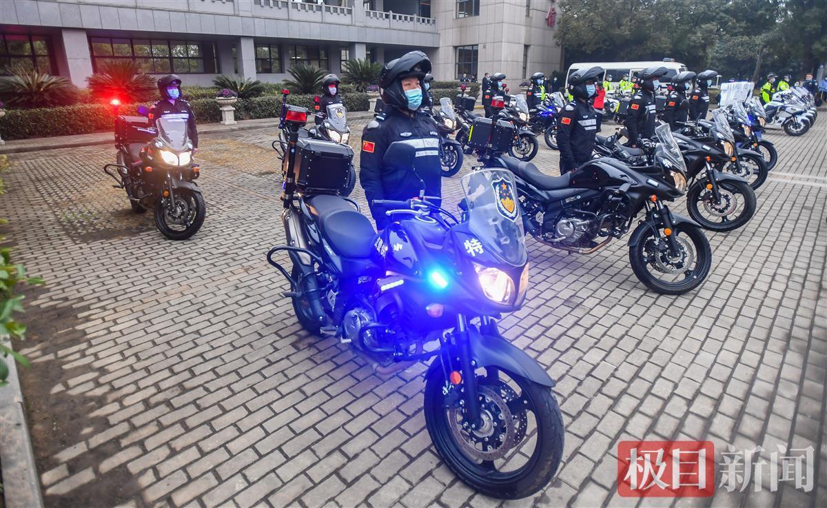 门前,交警快骑摩托车和特警快骑摩托车警灯闪烁,列队欢迎,配合希望