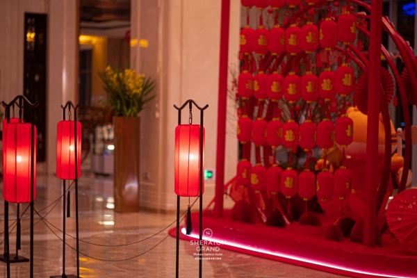 武汉泛海喜来登酒店大堂装扮起别致的新年装饰.