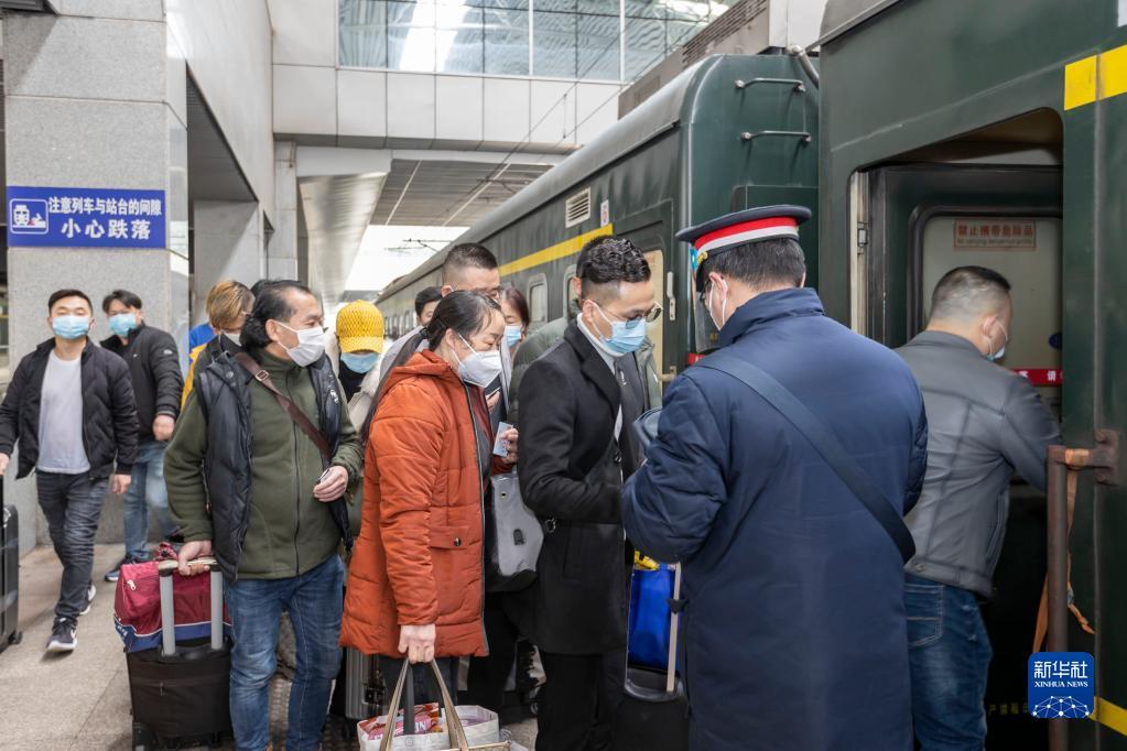 籍团体旅客以包车厢的方式,乘坐k1156次列车2至7号车厢从上海站启程